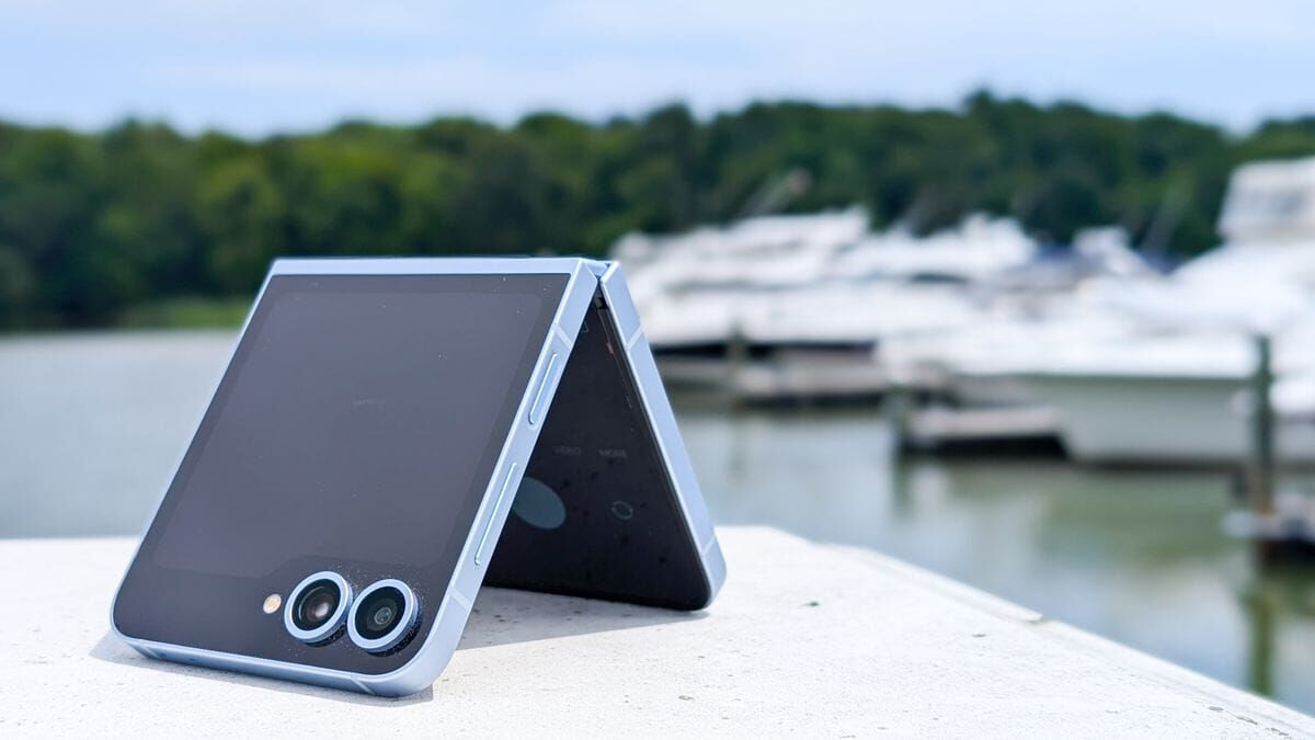 Развернутый складной смартфон Samsung Galaxy Z Flip 7 на столе возле воды
