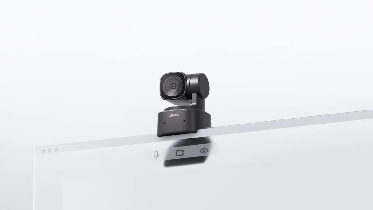 Вебкамера Obsbot Tiny SE расположена на белой поверхности