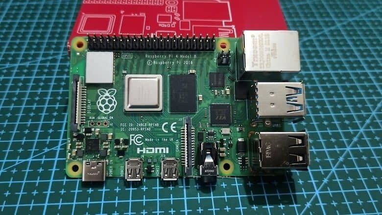 Планшет Raspberry Pi 4 Model B на рабочем столе с отверткой и схемой разработки