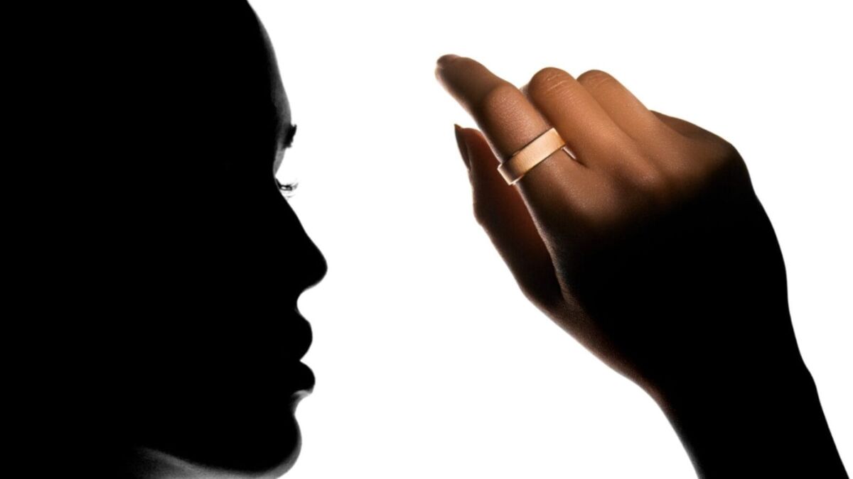 Черно-белый силуэт человека с рукой у лица ультрахьюан рар смарт-кольцо