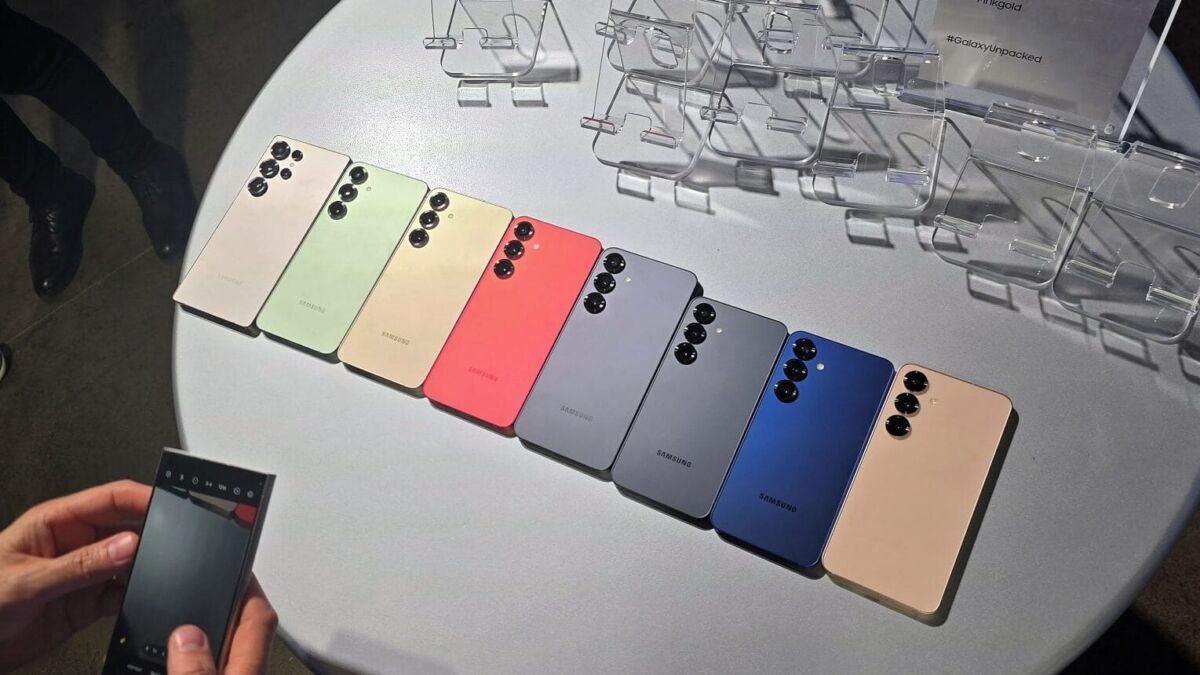 Смартфоны Samsung Galaxy S25 и S25+ разных цветов на столе на выставке