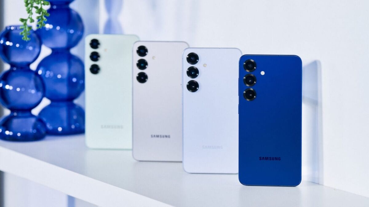 Смартфон Samsung Galaxy S25 в синем цвете на выставке