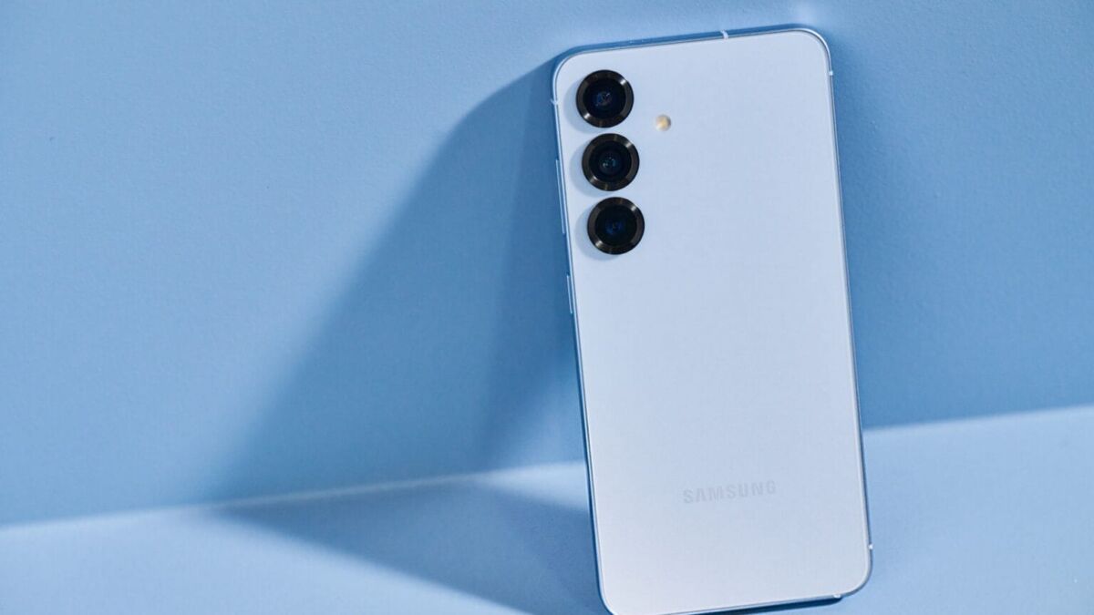 Белый смартфон Samsung Galaxy S25 с тройной камерой на задней панели