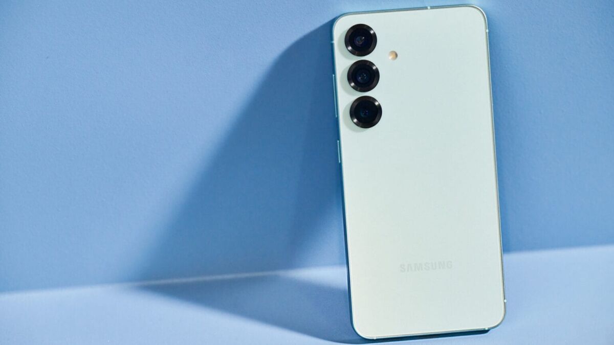 Белый Samsung Galaxy S25 с тремя камерными объективами на задней панели