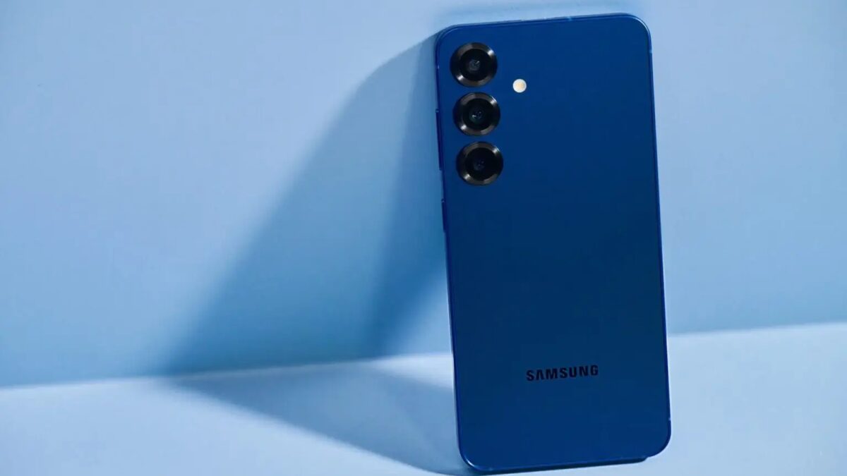 Синий Samsung Galaxy S25 с тремя камерами сбоку