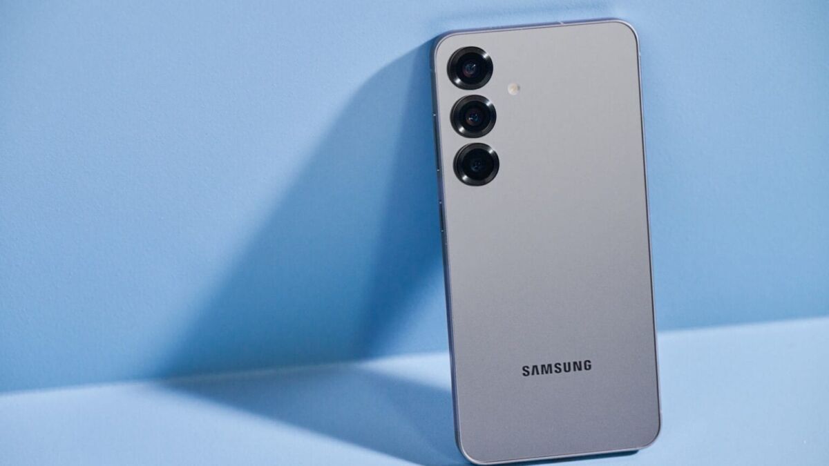 Серебристый Samsung Galaxy S25 с тройной камерой сверху