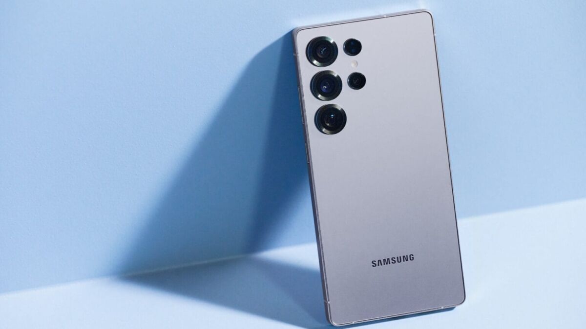 Серебристый смартфон Samsung Galaxy S25 на светлом фоне