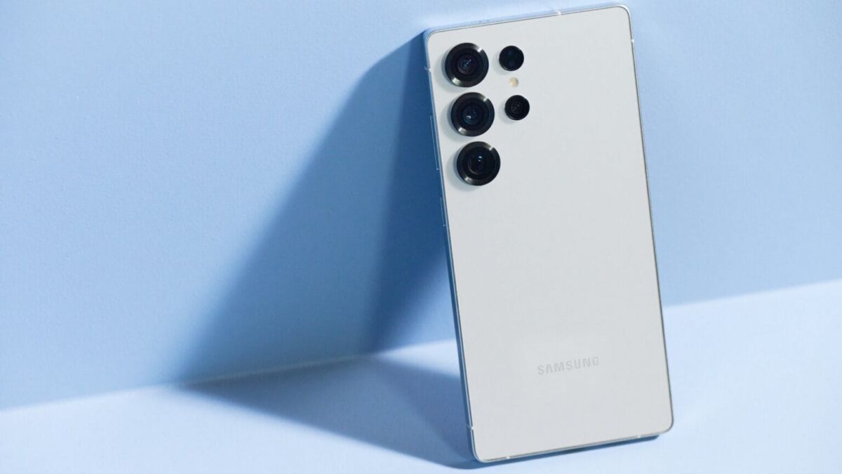 Белый Samsung Galaxy S25 с тремя фотокамерами на задней панели