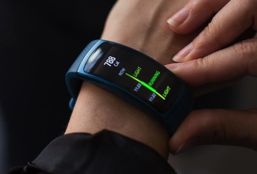 CES 2025: какие гаджеты ждать на технологической выставке 9 samsung gear fit2 fitness tracker