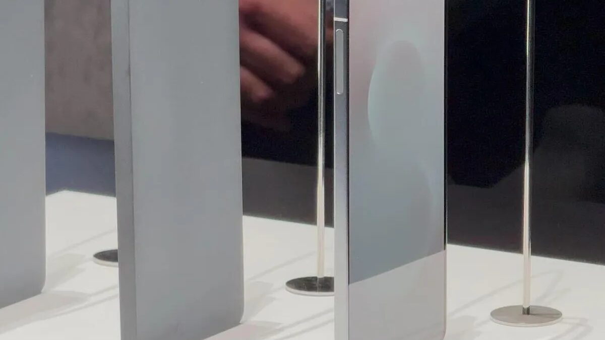 Ультратонкий смартфон Samsung Galaxy S25 Edge может опередить Apple 6 side by side.jpg