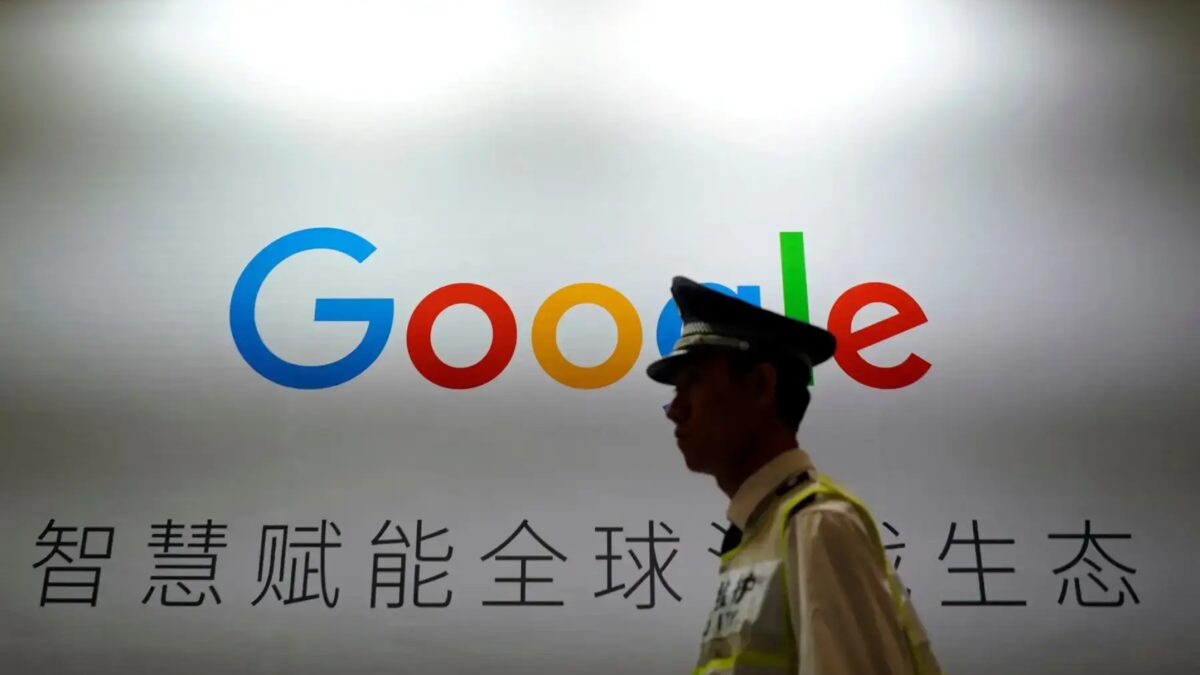 Работник в форме охранника идет мимо стены с логотипом Google и китайским текстом
