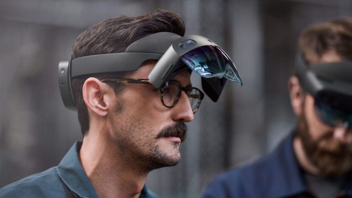 Microsoft HoloLens 2 в демонстрации дополненной реальности в офисной среде