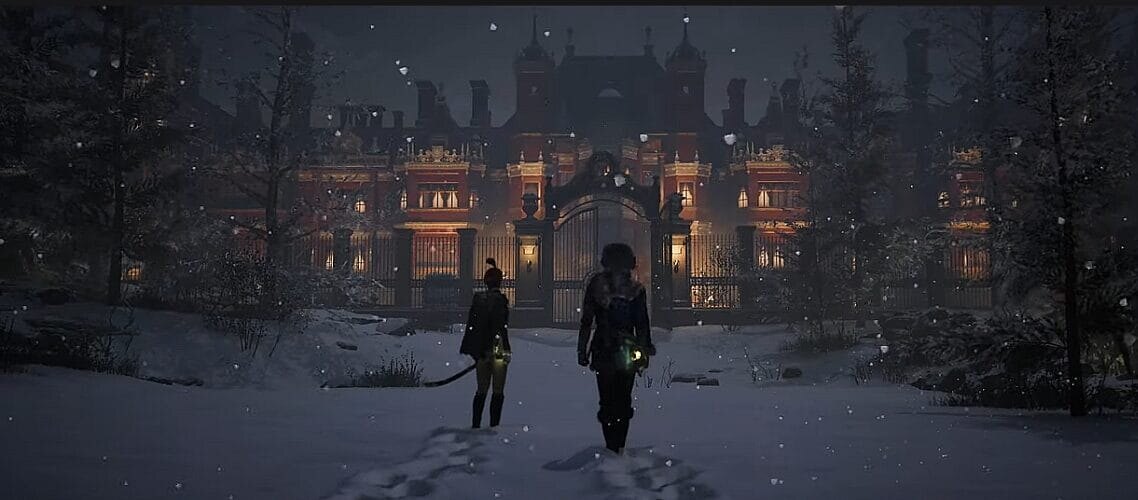 Два человека идут к замороженному особняку на снегу с факелами в руках