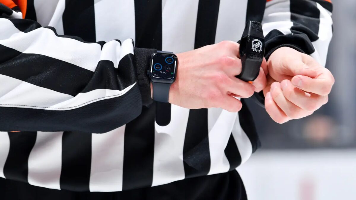 Судьи NHL начнут использовать Apple Watch во время матчей 2 2. apple nhl watch comms app officials image getty images.png