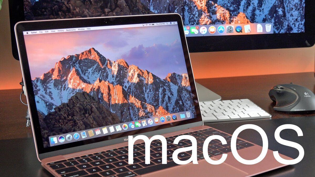 Ноутбук MacBook с открытым экраном и клавиатурой, отображающий рабочий стол macOS