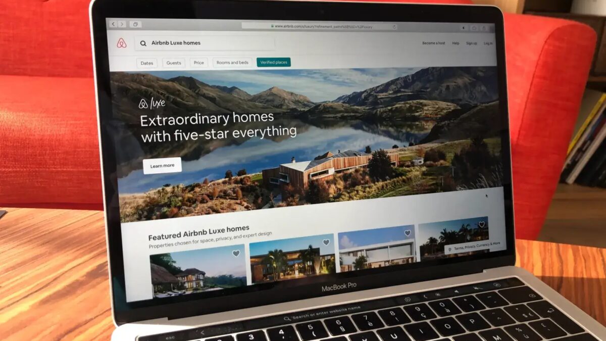 экран MacBook Pro, отображающий сайт Airbnb Luxe дома