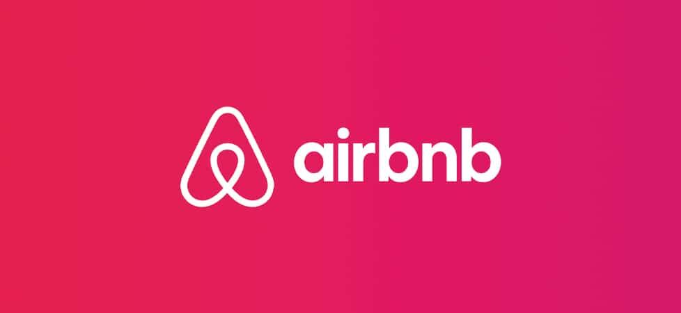 Логотип Airbnb на ярко-розовом фоне