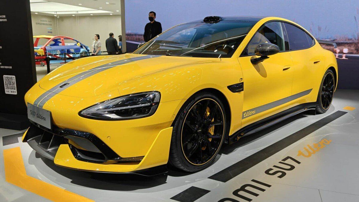 Черный внедорожник Porsche Cayenne с черными дисками