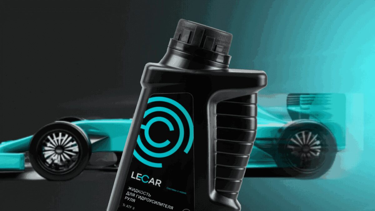 Рекламный постер LeCar: жидкость для гидроусилителя руля и гоночная модель ForAuto 2025