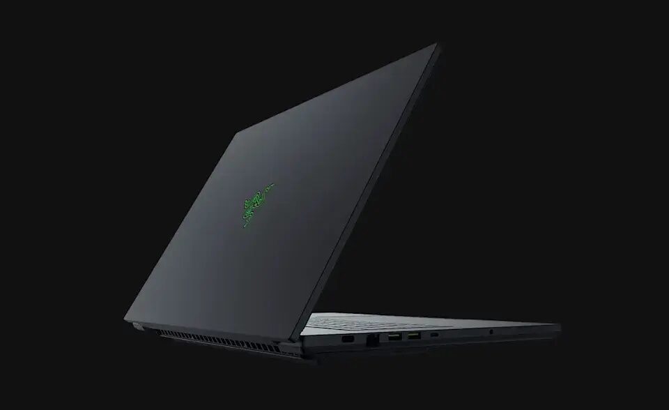 Ноутбук Razer Blade 18 с темной крышкой и подсветкой логотипа
