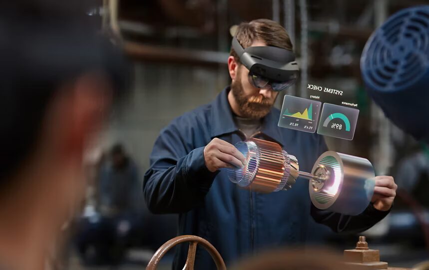 Мужчина с гарнитурой HoloLens и дополненной реальностью