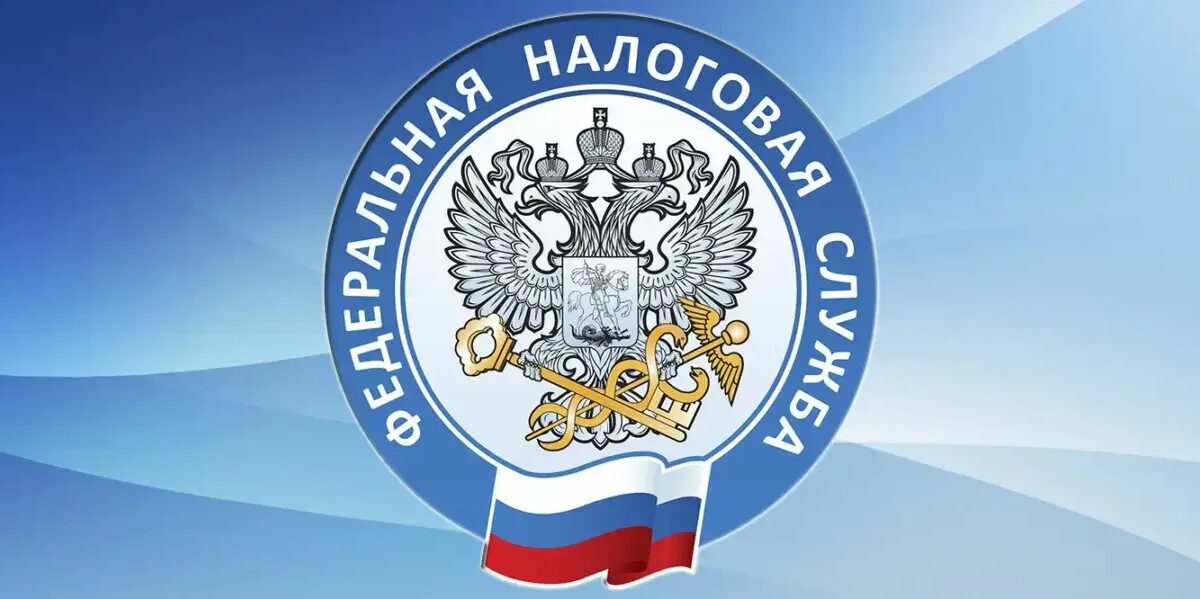Экран смартфона с логотипом Intel на фоне цифровых схем