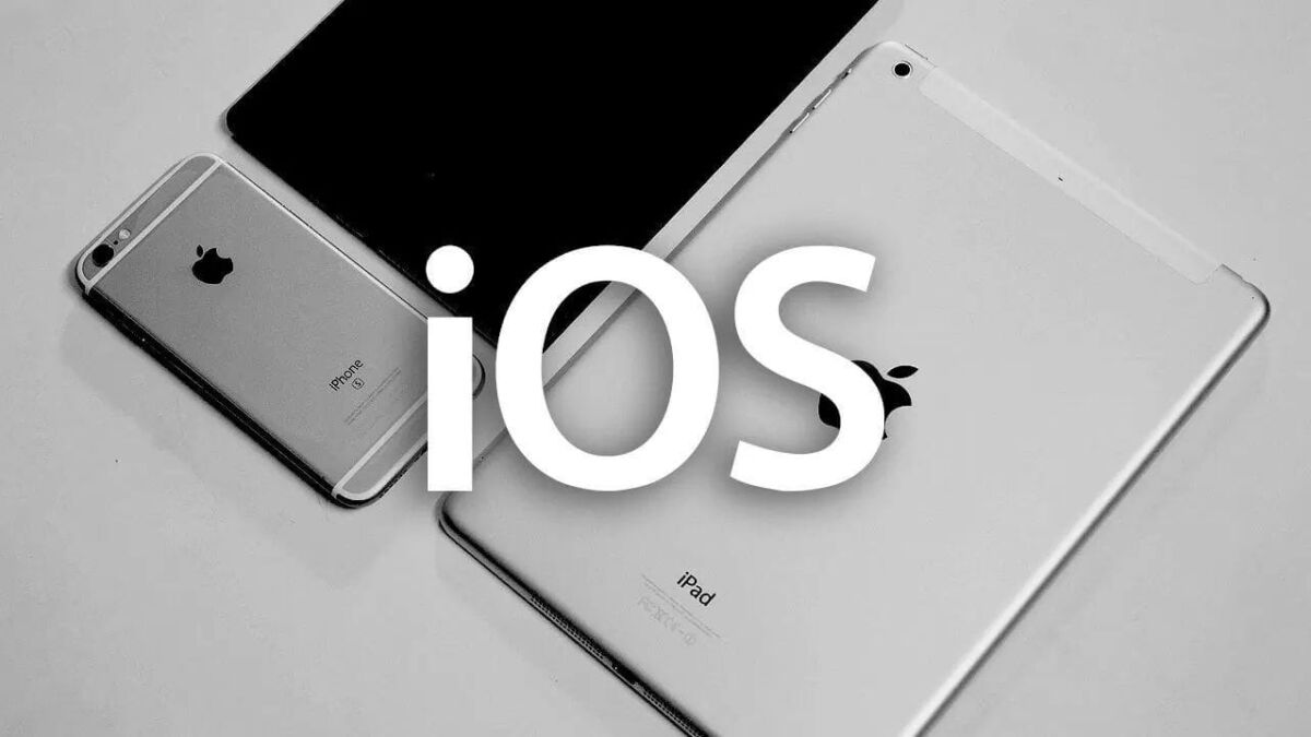Четыре устройства Apple на сером фоне с надписью iOS