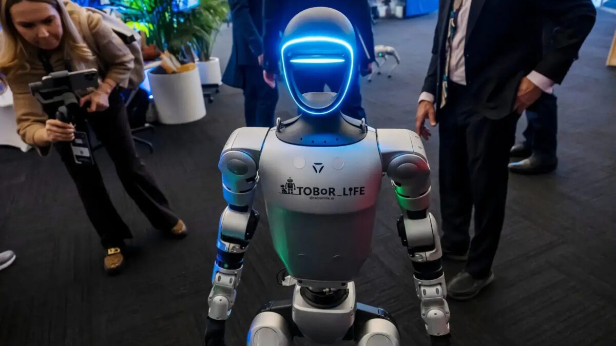 Гуманоидный робот с подсветкой лица и в костюме