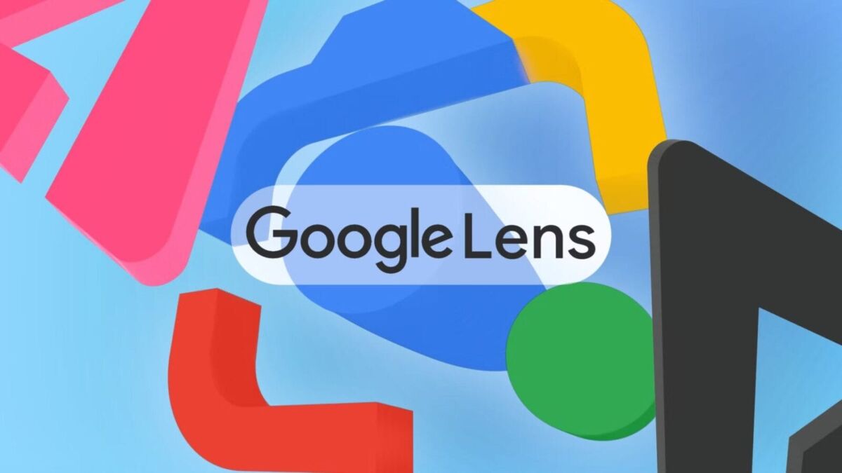 Логотип Google Lens на фоне ярких геометрических фигур и смартфона синим фоне