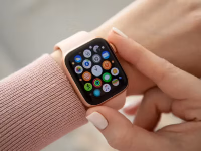 Apple Watch на руке пользователя с ярким интерфейсом уведомлений на экране