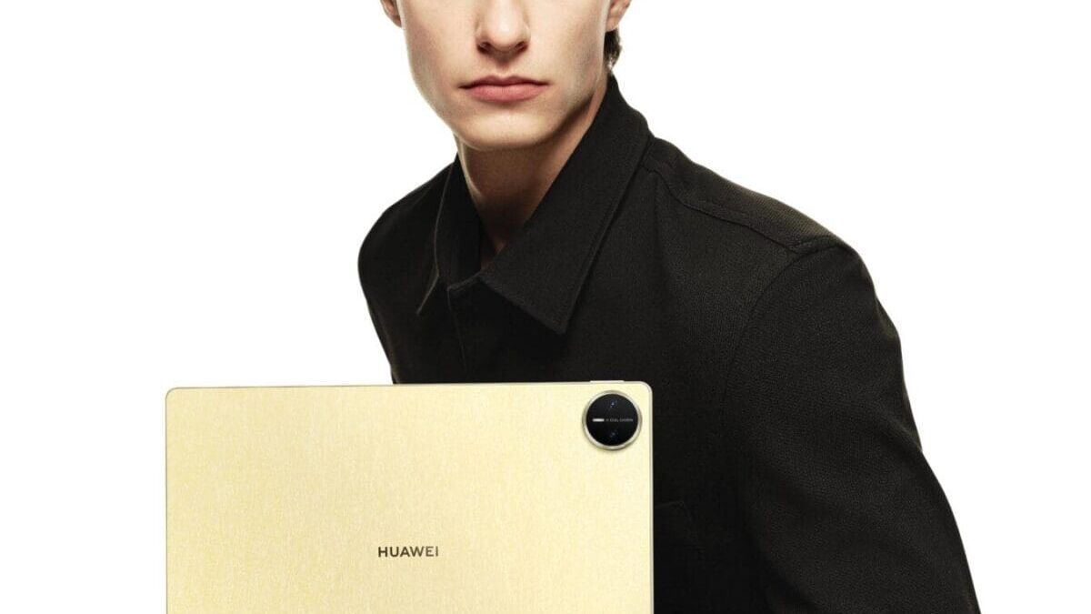 Человек держит планшет Huawei MatePad Pro 13,2 в руке спереди