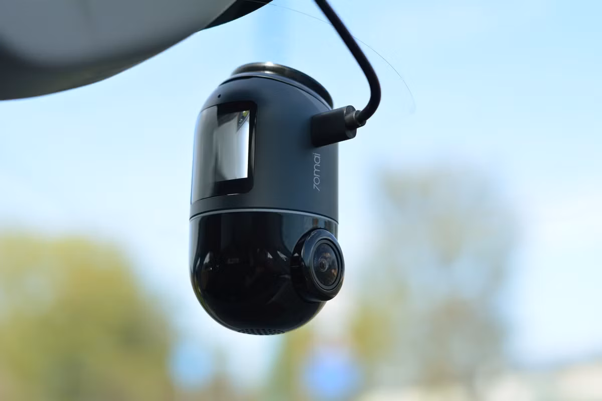 70mai 4K Omni: флагманский видеорегистратор с панорамной съемкой в 4K 6 muo product reviews 70mai omni look right