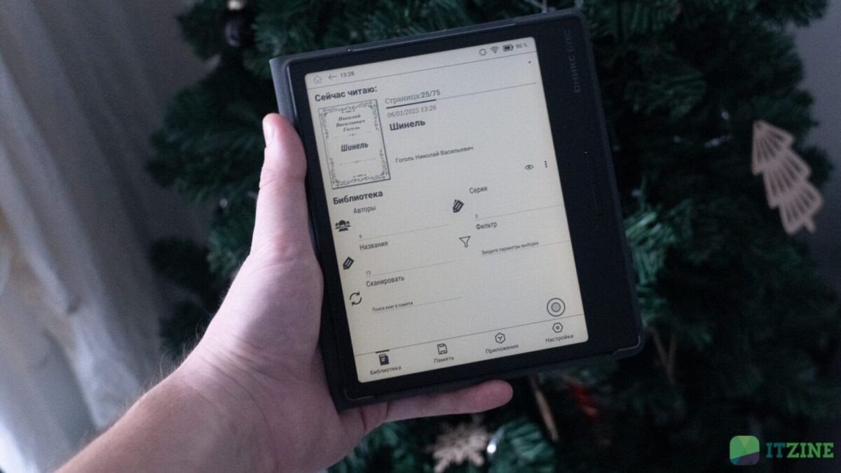 Электронная книга ONIX Books Galileo 2 на руке