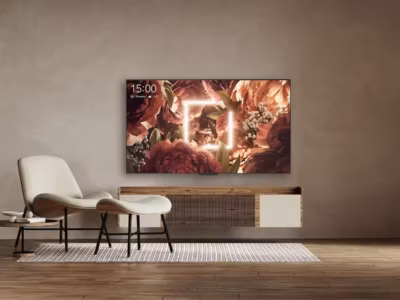 Современная гостиная с ТВ Яндекс ТВ Станция Бейсик на стене