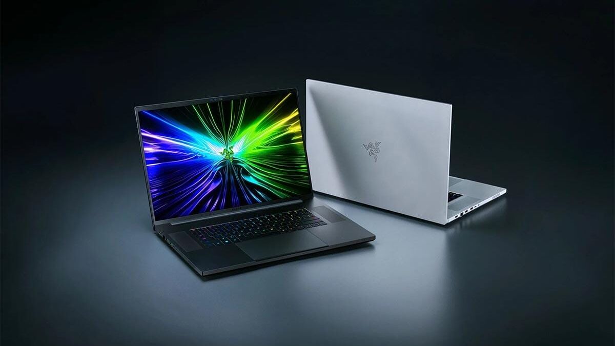 Ноутбук Razer Blade 18 с дисплеем и клавиатурой