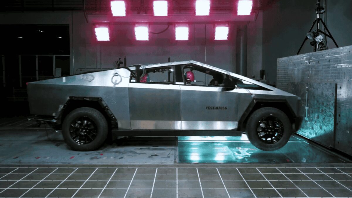 Тесла Cybertruck на испытательном стенде с тестовыми датчиками и лазерными сканерами