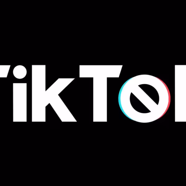 Логотип TikTok с символом запрета на черном фоне — загружать APK теперь без Google Play