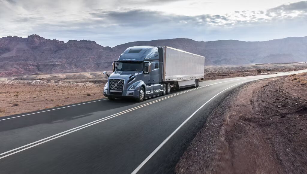 Грузовик Volvo автономный на дороге в пустыне