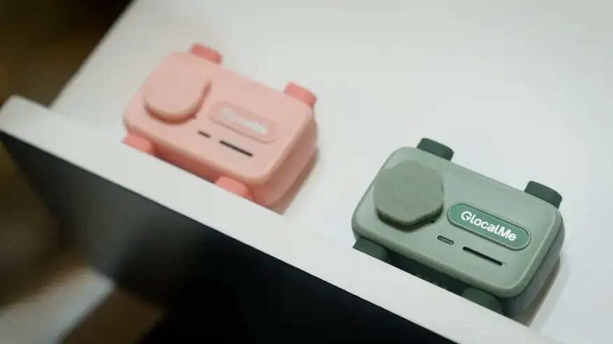 Гаджет GlocalMe на белой поверхности с цветастым дизайном