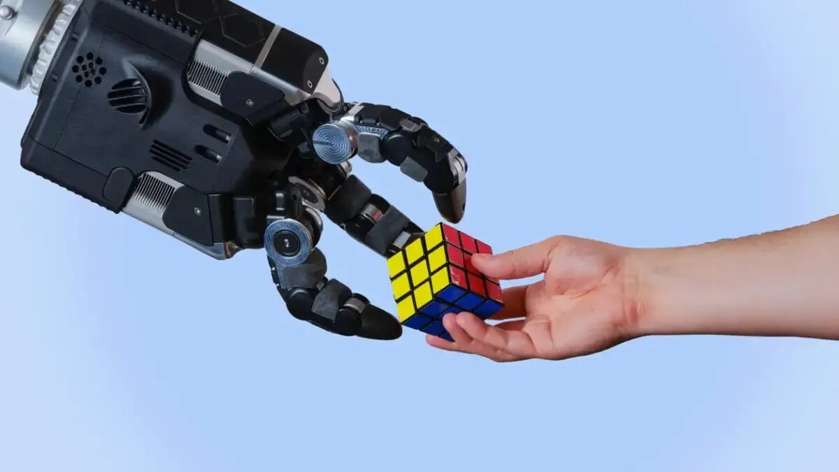 Робот DeepMind с механической рукой держит кубик Рубика в демонстрации Gemini Robotics