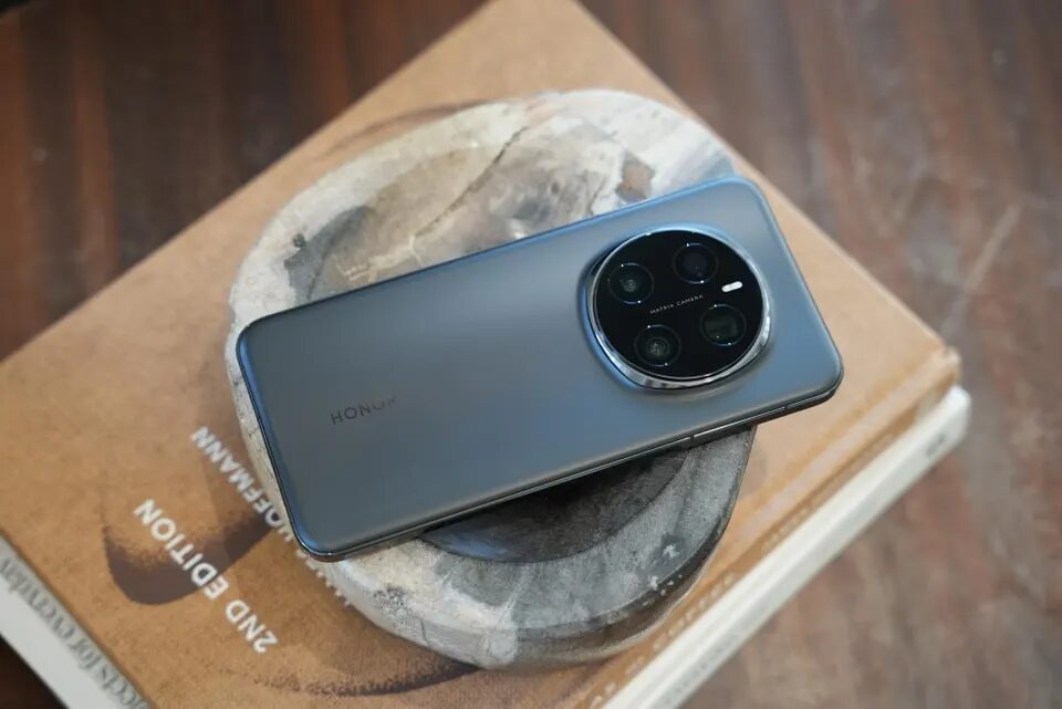 В МТС стартовали продажи нового смартфона Honor Magic 7 Pro 8