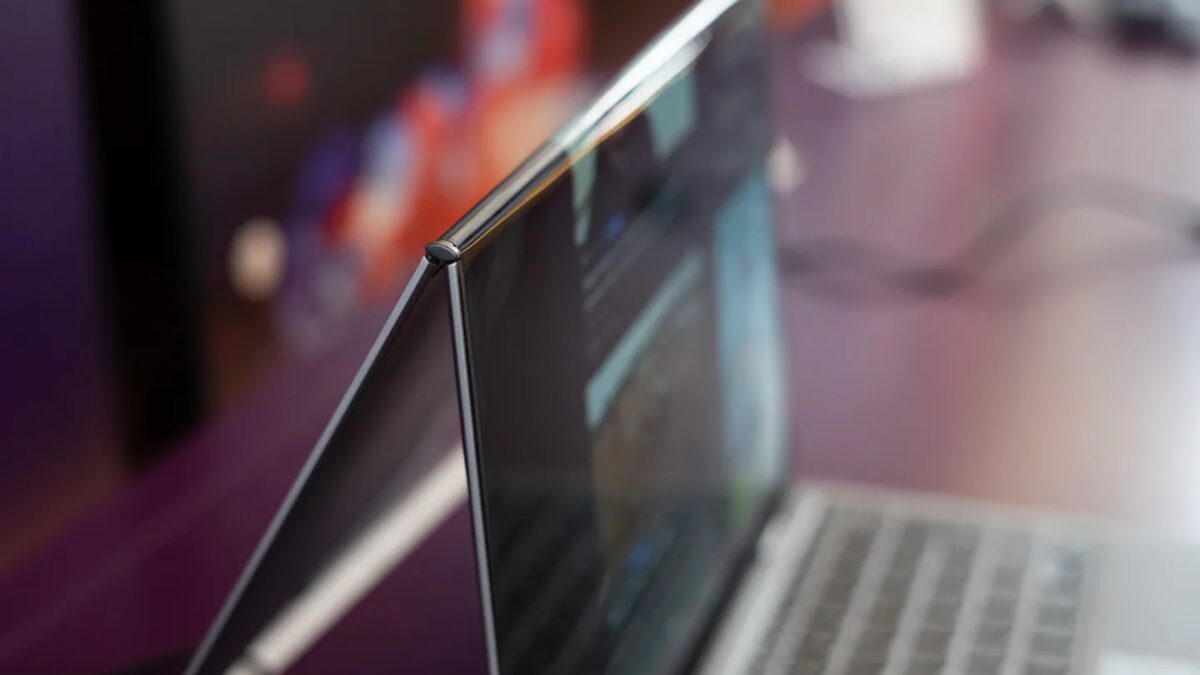Гибкий ноутбук Lenovo ThinkBook Flip с вертикальным экраном показан сбоку