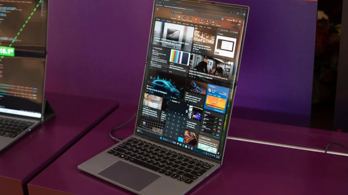 Ноутбук Lenovo ThinkBook Flip с гибким экраном на столе