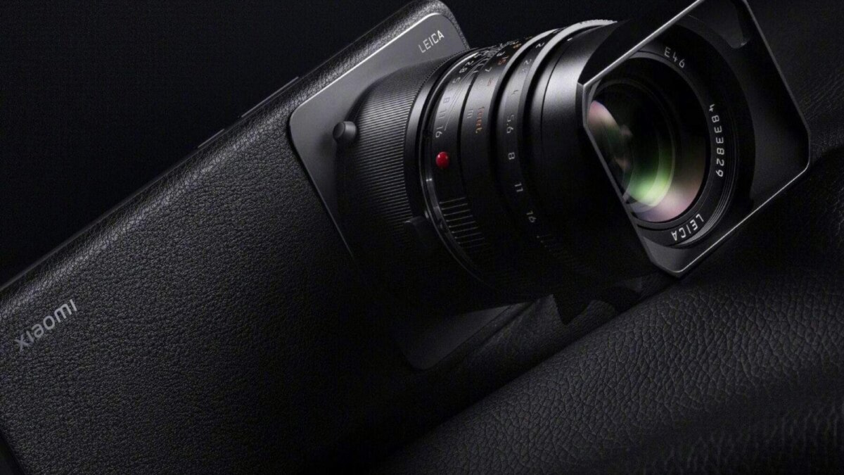 Камера Leica с объективом и защитным козырьком