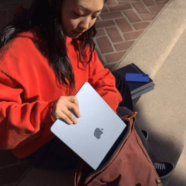 apple macbook air lifestyle on the go 250305