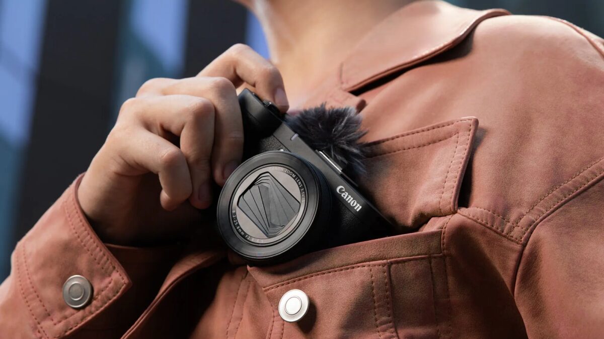 Камера Canon EOS R50 V в руке на улице