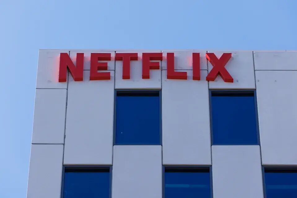 Здание с логотипом Netflix на фасаде углу здания