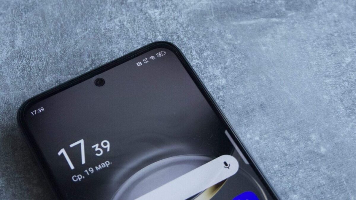 Экран смартфона Tecno Spark 30 Pro с датой и временем