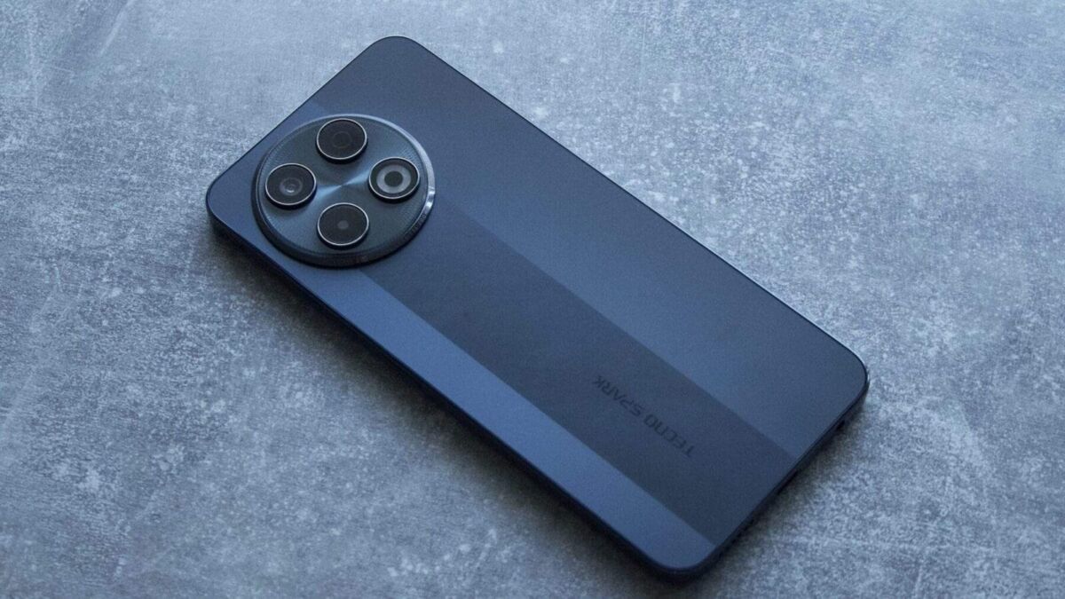 Тыльная сторона смартфона Tecno Spark 30 Pro с камерами