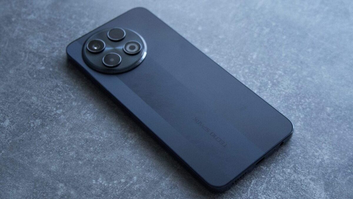 Задняя панель смартфона Tecno Spark 30 Pro с камерой и логотипом